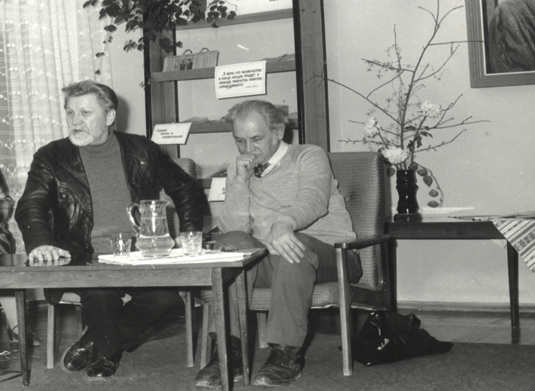 Краевед Б.И. Осыков и художник А.П. Мамонтов на презентации портрета Ерошенко, 1990 г.